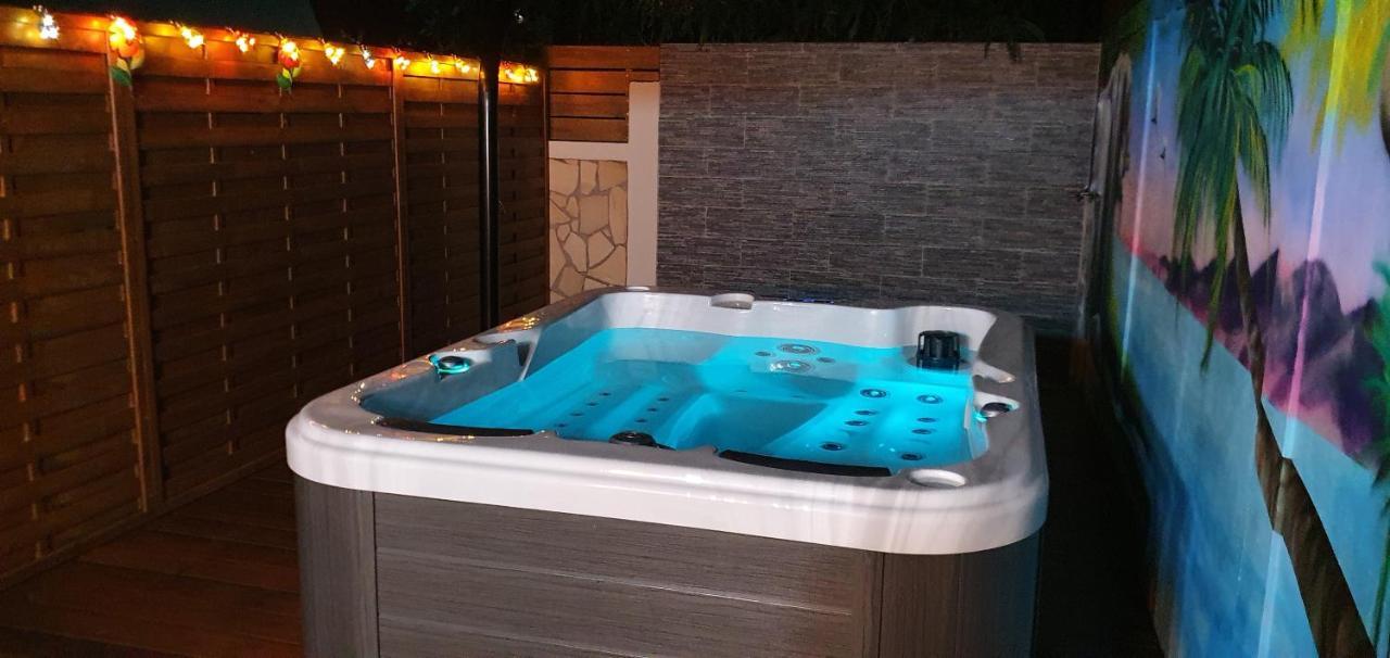 "Chez Claudia "Charmant Logement Avec Jacuzzi Privatif En Toute Intimite Sur Belle Terrasse Exterieure En Bois Et Piscine Courcelles Esterno foto
