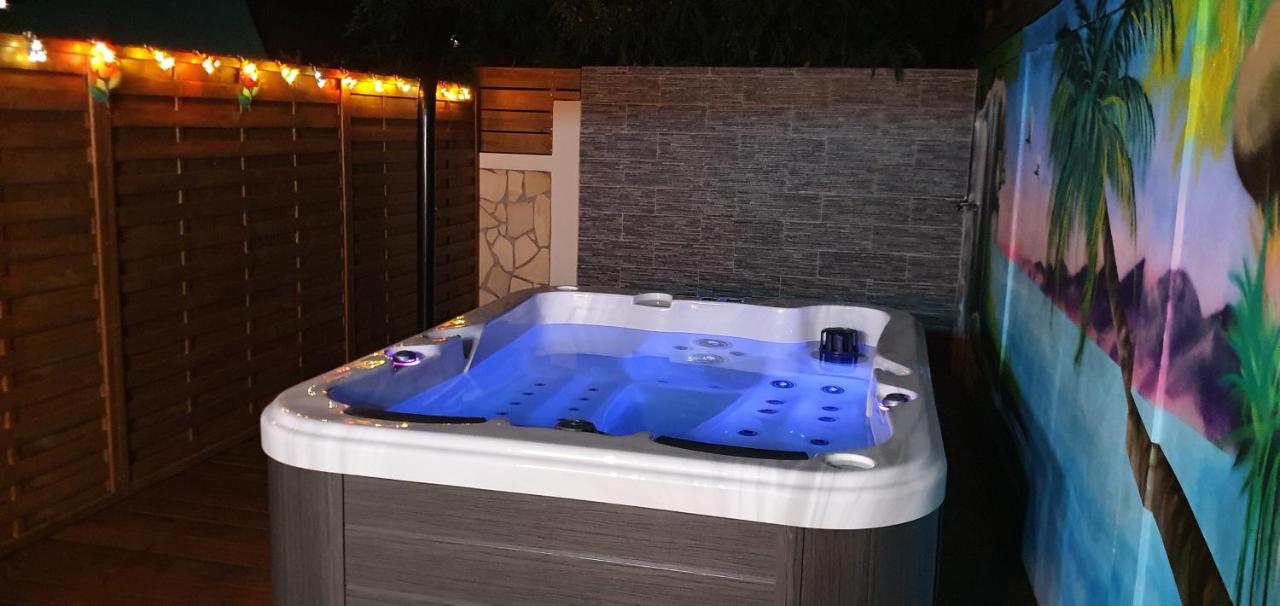 "Chez Claudia "Charmant Logement Avec Jacuzzi Privatif En Toute Intimite Sur Belle Terrasse Exterieure En Bois Et Piscine Courcelles Esterno foto