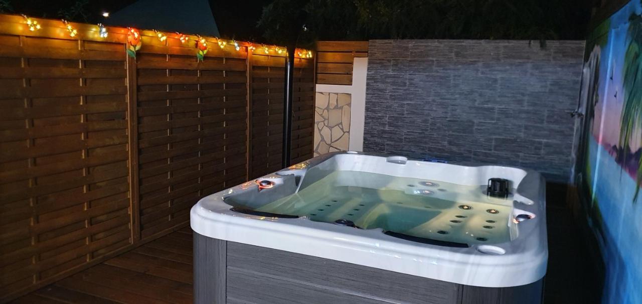 "Chez Claudia "Charmant Logement Avec Jacuzzi Privatif En Toute Intimite Sur Belle Terrasse Exterieure En Bois Et Piscine Courcelles Esterno foto