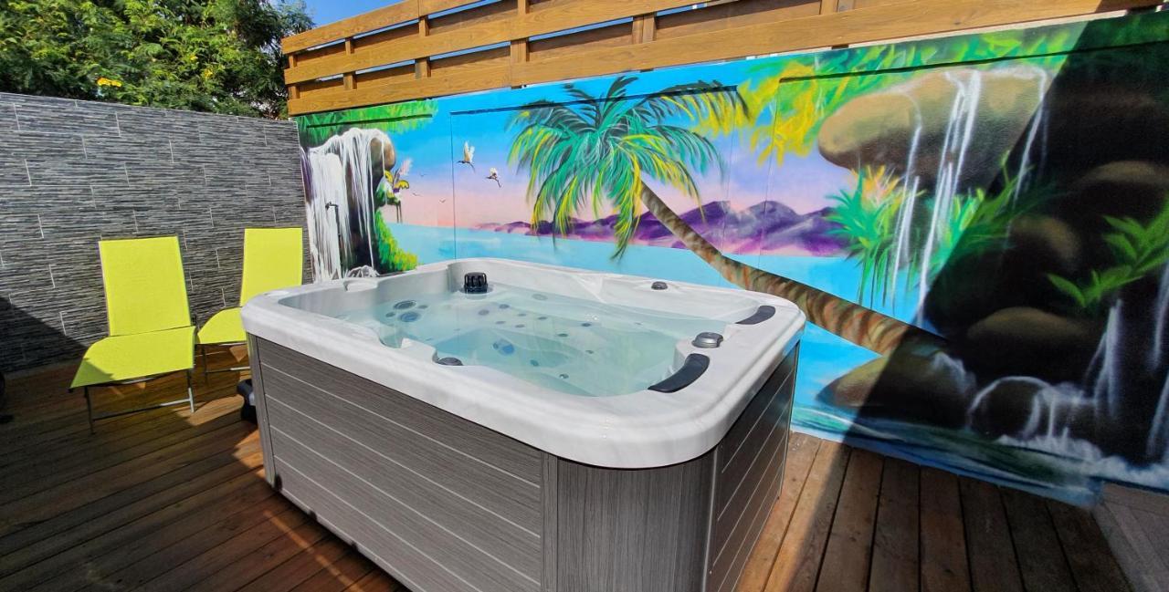 "Chez Claudia "Charmant Logement Avec Jacuzzi Privatif En Toute Intimite Sur Belle Terrasse Exterieure En Bois Et Piscine Courcelles Esterno foto