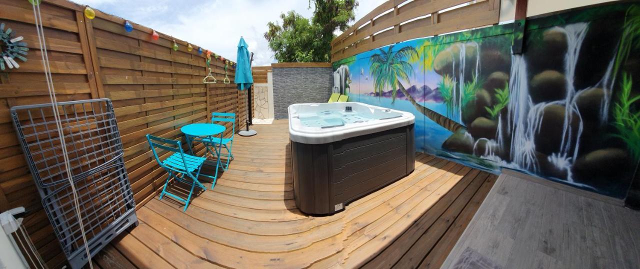 "Chez Claudia "Charmant Logement Avec Jacuzzi Privatif En Toute Intimite Sur Belle Terrasse Exterieure En Bois Et Piscine Courcelles Esterno foto