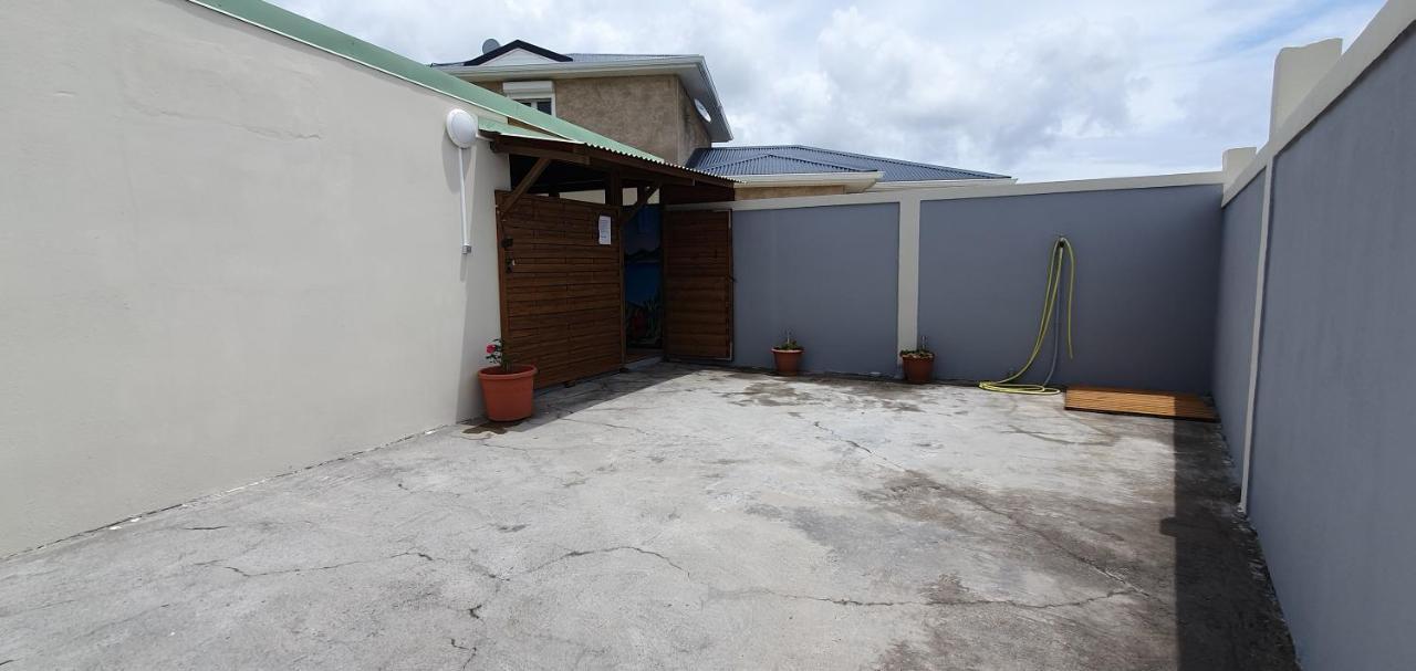 "Chez Claudia "Charmant Logement Avec Jacuzzi Privatif En Toute Intimite Sur Belle Terrasse Exterieure En Bois Et Piscine Courcelles Esterno foto